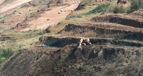 一部推土机在采石场挖山的照片 在采石场用堆积如山的大堆土堆放垃圾的卡车 — 图库照片