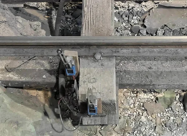 Una Fotografía Una Vía Tren Con Par Cables Ella Vagón — Foto de Stock