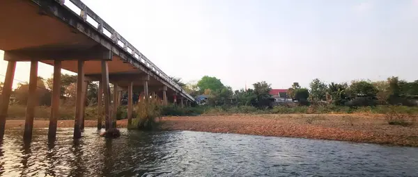 Uma Fotografia Uma Ponte Sobre Rio Com Uma Casa Fundo — Fotografia de Stock