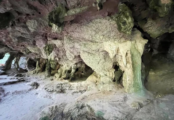 Una Fotografía Una Cueva Con Agujero Medio Caída Cueva Con — Foto de Stock