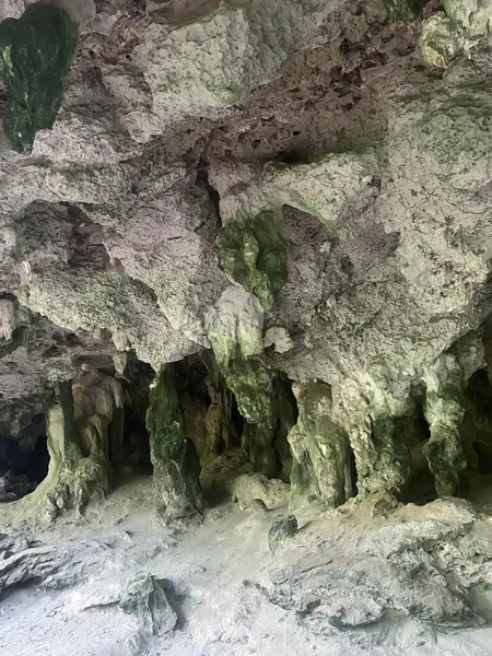 Fotografia Jaskini Dużą Formacją Skalną Małym Wejściem Jaskini — Zdjęcie stockowe