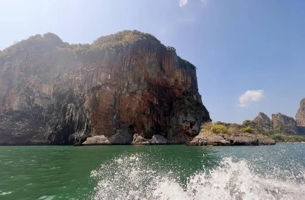 Fotografie Eines Bootes Das Einer Felseninsel Ozean Vorbeifährt Vorgebirge Eines — Stockfoto