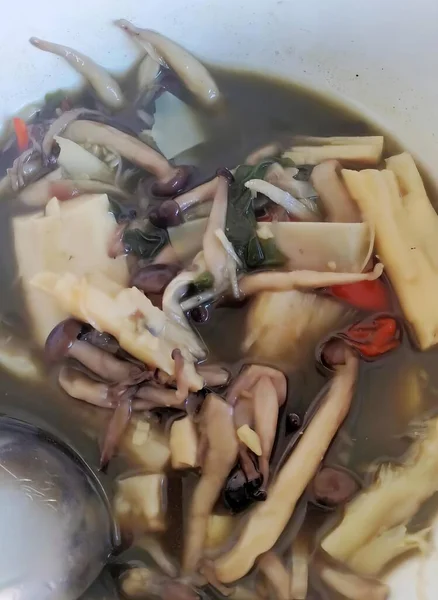 用蘑菇和其他蔬菜做的一碗汤 用蘑菇和其他蔬菜做的热锅汤的照片 — 图库照片