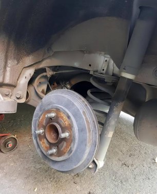 Bir fren diski ve bir kamyonun fren diski, patlak lastiği ve patlak lastiği olan bir kamyonun disk freni..