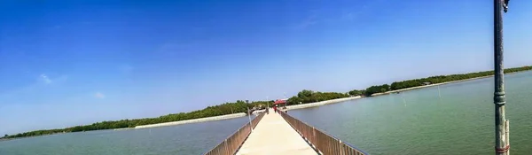 Eine Fotografie Einer Langen Seebrücke Mit Menschen Die Darauf Gehen — Stockfoto