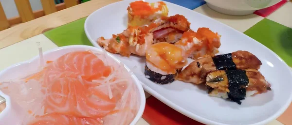 スープのボウルと寿司の皿が付いている食べ物の皿の写真 — ストック写真