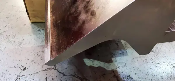 Metal Bir Parçaya Saplanmış Bir Bıçağın Fotoğrafı Giyotin Kaplı Metal — Stok fotoğraf