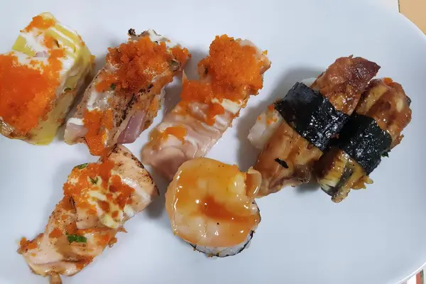 Egy Tányér Sushi Egyéb Élelmiszertermékek Tányér Sushi Egyéb Élelmiszeripari Termékek — Stock Fotó