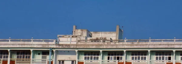 Üzerinde Saat Olan Bir Binanın Fotoğrafı Üstünde Saat Kulesi Olan — Stok fotoğraf