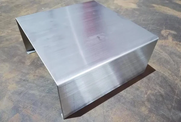有正方形顶部的金属桌子的照片 混凝土表面不锈钢盒子的旋转系列 — 图库照片