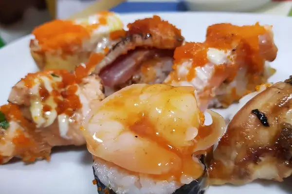 一盘虾和其他食物的寿司 一盘虾和虾放在桌上的照片 — 图库照片