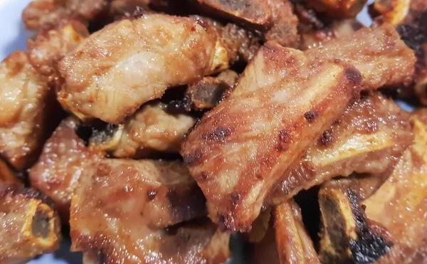 고기와 포크와 접시에 고기의 뜨거운 냄비와 음식의 접시의 — 스톡 사진
