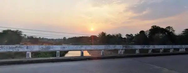 Una Fotografía Puente Con Río Árboles Fondo — Foto de Stock
