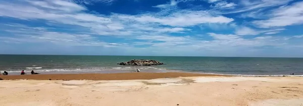 Фотография Пляжа Людьми Нем Камня Воде — стоковое фото