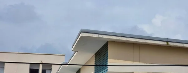 Фотография Здания Часами Перед Ним Изготовленного Дома Голубым Небом Облаками — стоковое фото