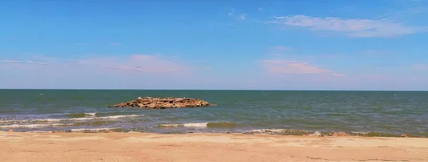Una Fotografía Una Playa Con Una Roca Agua Vista Mar — Foto de Stock