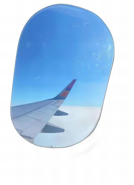 飞机机翼上有镜子的照片 机翼上有从窗户看到天空的照片 — 图库照片
