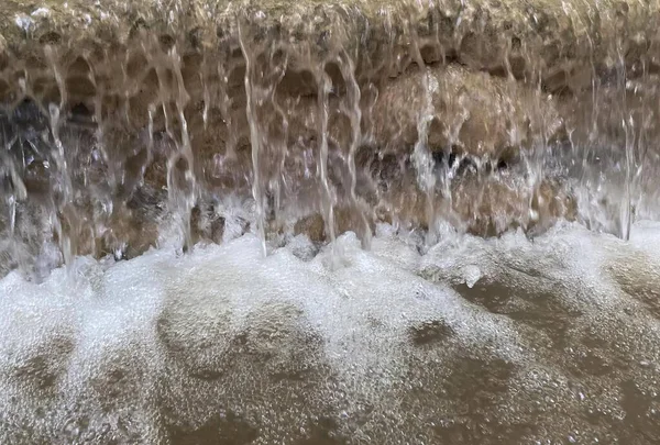 Фотография Водопада Воды Протекающего Над Каменной Стеной Фонтана Воды Протекающей — стоковое фото