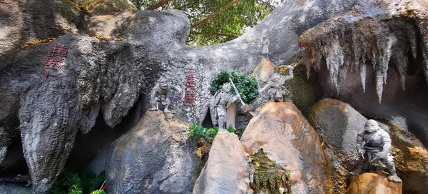 Bir Kadın Bir Erkek Heykeli Olan Bir Mağaranın Fotoğrafı Şelaleden — Stok fotoğraf