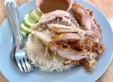 Bir tabak yemeğin fotoğrafı, pirinç, et ve sos, bir tabak yemeğin eti, pirinci ve sosu masada..