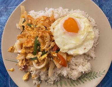 Pirinç, et ve yumurta ile bir tabak yemeğin fotoğrafı, üzerinde pirinç, et ve yumurta olan bir tabak yemek..