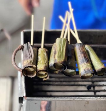 Izgaradan fırlayan bir grup sopa fotoğrafçılığı, ızgarada spatula dolusu yemek pişiriliyor..