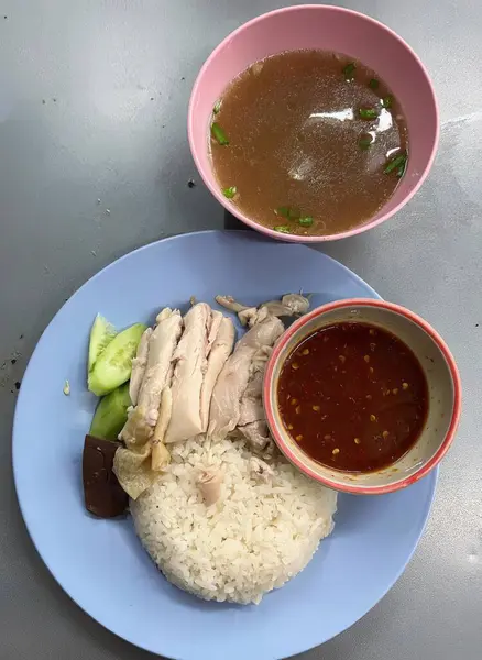Fotografi Sepiring Makanan Dengan Semangkuk Sup Dan Semangkuk Nasi Makanan — Stok Foto