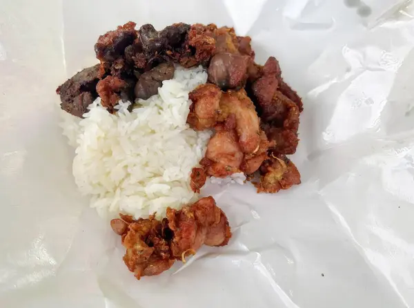 Eine Fotografie Eines Tellers Mit Reis Fleisch Und Bohnen Plastiktüte — Stockfoto