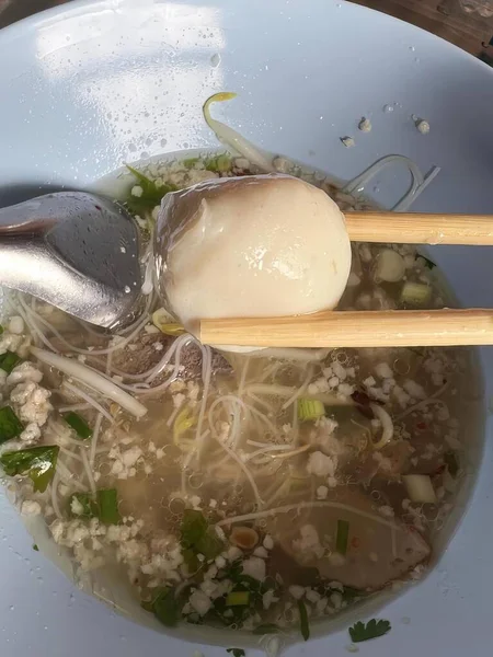 箸とスプーン スプーンとスプーンとスプーンでスープのボウルの写真 — ストック写真