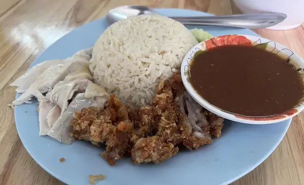 用米饭 肉和酱汁做的一盘食物 用米饭 肉和酱汁做的一盘食物的照片 — 图库照片