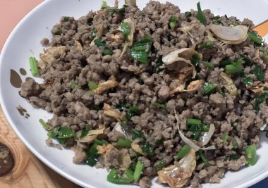 Et ve sebzeli bir tabak yemeğin, et ve sebzelerle dolu bir tahta kaşığın fotoğrafı..