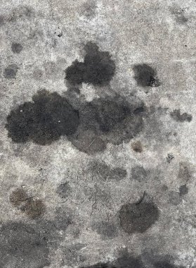 Kirli beton bir yüzey ve siyah bir leke..