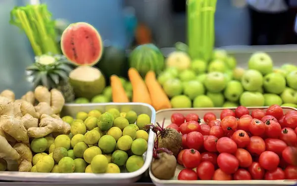 Una Fotografía Una Variedad Frutas Verduras Cuencos — Foto de Stock