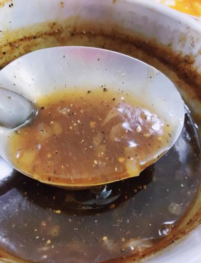 İçinde kaşık olan bir çorba kasesinin içindeki bir kaşığın fotoğrafı, bir kase çorbanın içinde kaşıkla konsantreleme..