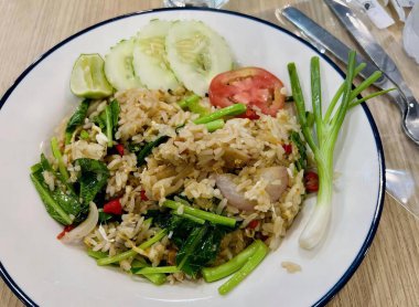 bir tabak pirinç ve sebzenin fotoğrafı çatal, bir tabak pirinç ve sebzeli salatalık ve domatesli bir masa..