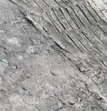 Kirli bir zeminde oturan mavi bir diş fırçasının fotoğrafı..