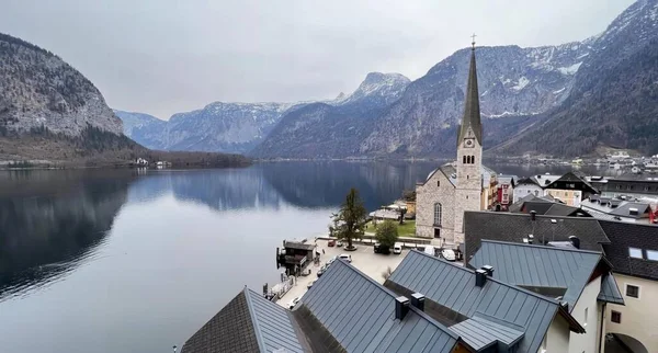 Una Fotografia Una Chiesa Con Campanile Sul Lato Lago Riva — Foto Stock