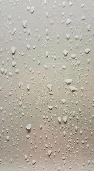 雨が降った窓の写真です 窓の近くに水滴がついていて — ストック写真