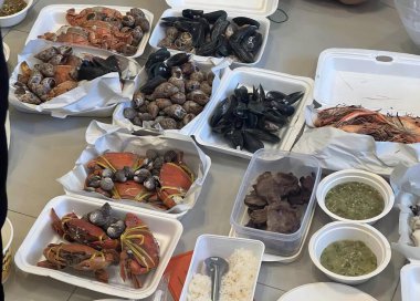 Çeşitli deniz ürünleri ve pirinç içeren bir masanın fotoğrafı..