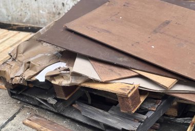 Hurda ahşap yığını.