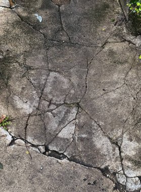 bir çatlak kaldırım.