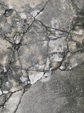 Yoldaki çatlak asfalt..