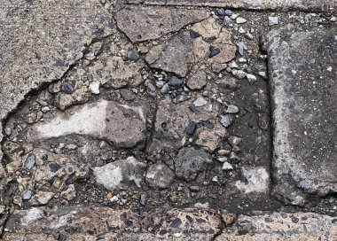 Kaldırımlar çatlamış ve çatlamış..