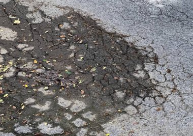 Yoldaki çukur.