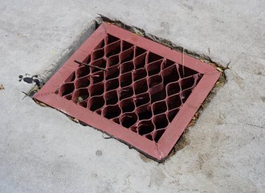 Beton zeminde rögar kapağı..