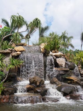 Bahçede bir şelale.