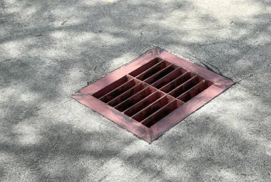 Kaldırımda bir ızgara..