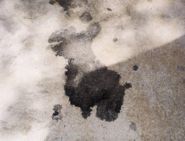 Yerde kara lekeler var..