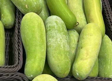 Bir sepette salatalık, salatalık, salatalık, salatalık ve diğer sebzeler..