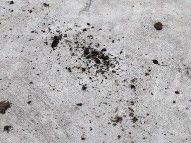 Kaldırımda toprak yığını var..